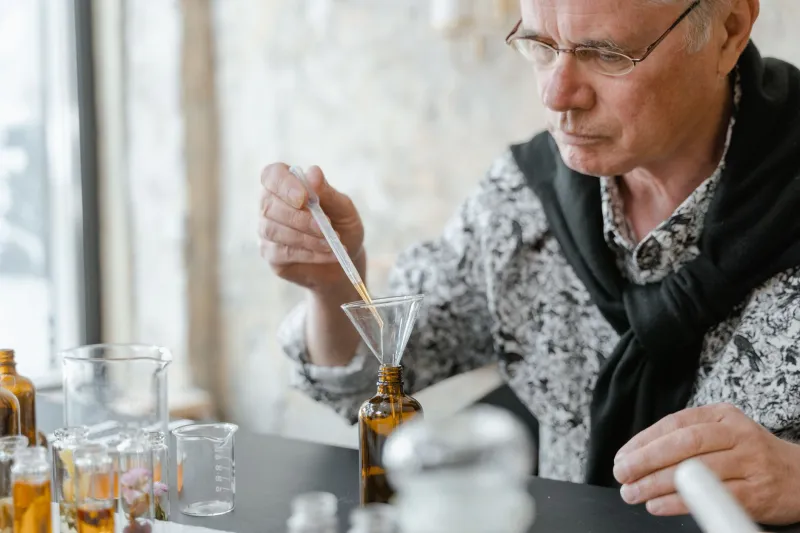 L'equilibrio silenzioso: come il pH delle formule artigianali italiane protegge la pelle dal tempo