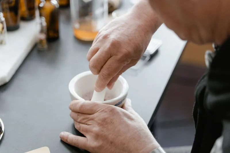 Saper riconoscere la vera maestria: i segni nascosti della cosmesi artigianale italiana